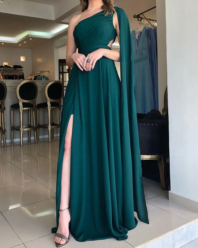 Vestidos de dama de honor de gasa verde esmeralda con un solo hombro y abertura.